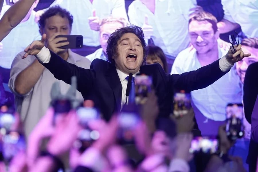 Milei obtiene un fuerte respaldo electoral, crece en el Congreso y anticipa reformas