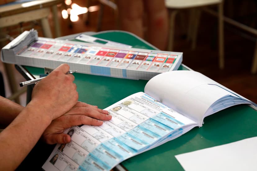 Argentinos en Paraguay votan en elecciones legislativas clave para el Gobierno de Milei